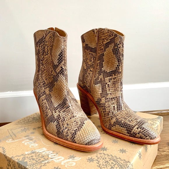 NEW FREE PEOPLE Barclay Ankle SNAKE Boots Size 7 - Picture 6 of 14